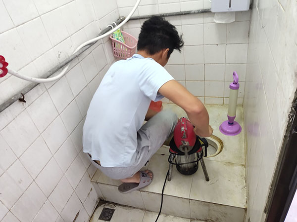 绵竹管道堵塞冒臭气 专业师傅现场解决问题