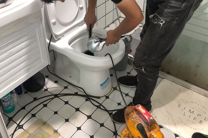 绵竹马桶堵塞自己疏通还是找师傅？专业上门服务让你省时更省心