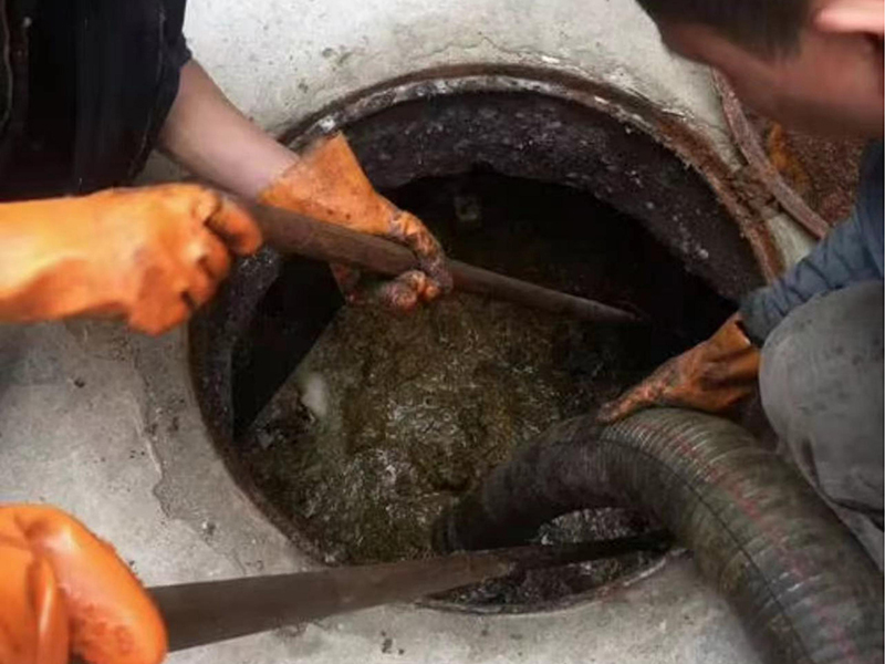 绵竹清理化粪池时如何避免沼气的危害？